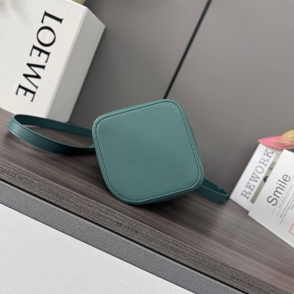 LOEWE Mini Pebble bucket in smooth calfskin(high-end grade)