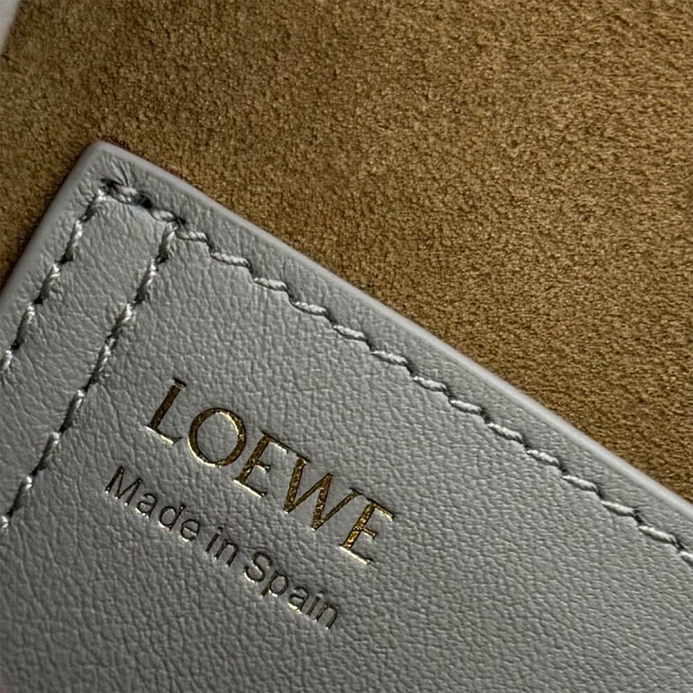 LOEWE Mini Pebble bucket in smooth calfskin(high-end grade)